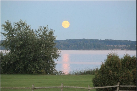 Lynda Crothers captures the full moon
