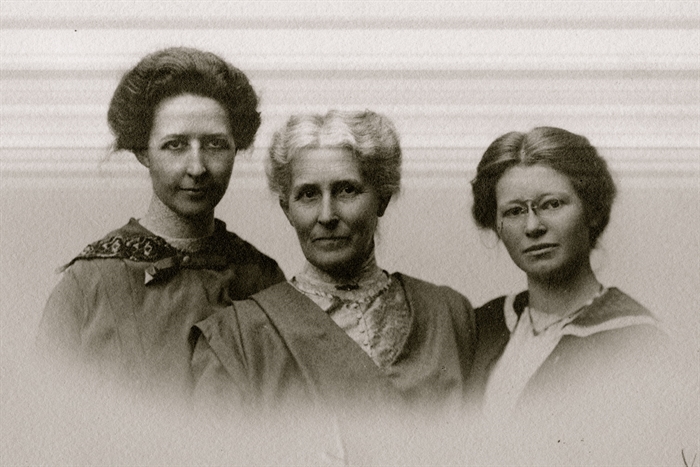 Olivia, her mother alice and her sister, Edith