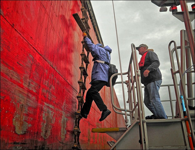 Seaway Pilot Roger Paulus making that very important first step onto the rope ladderBCC_9593